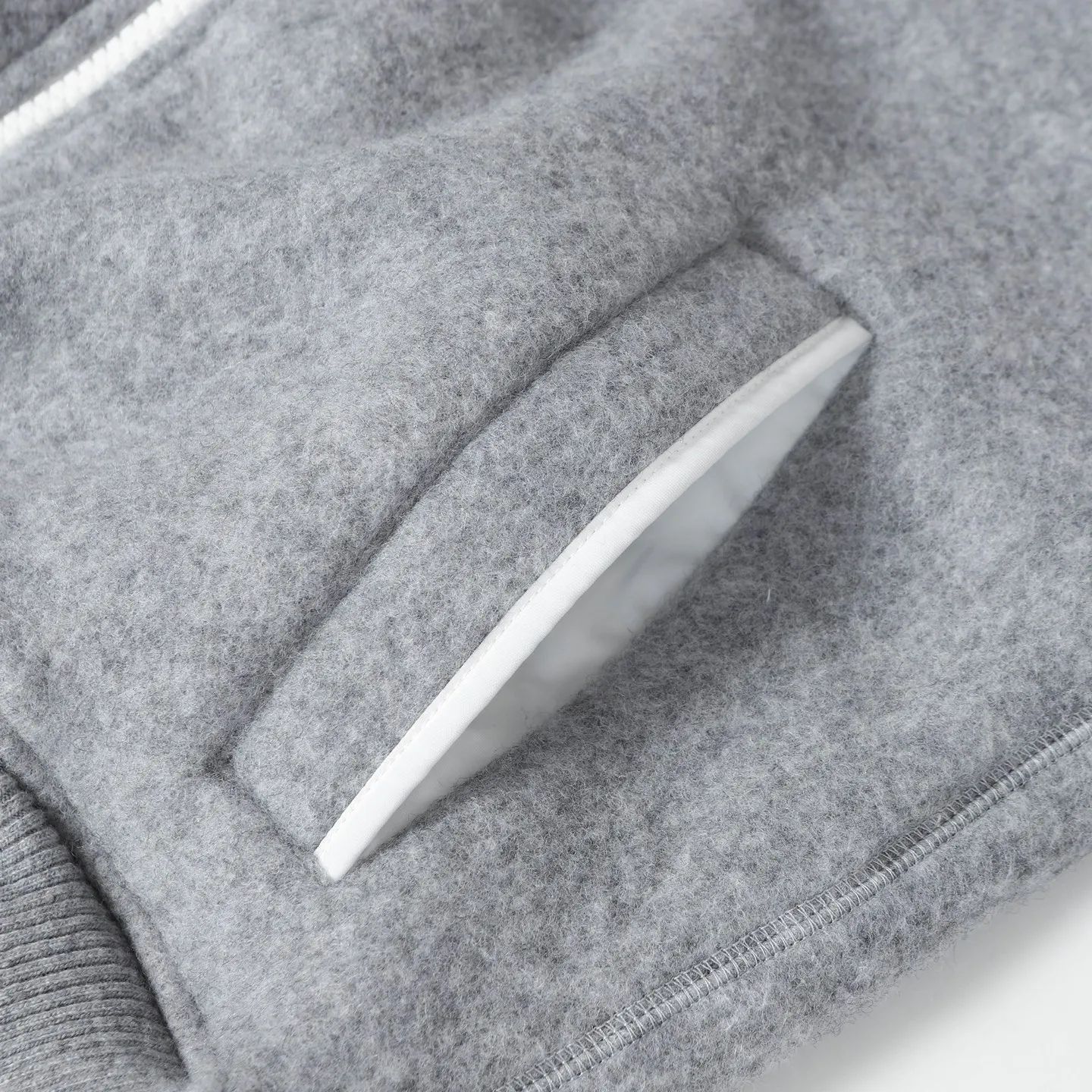 P620 Canada Goose/ Chilliwa series cashmere bomber jacket, exclusive customized wool fabric, containing 60% wool content! Super lightweight, soft and warm! The high-tech breathable space cotton liner makes the entire shape very stiff and soft, comfortable and lightweight at the same time. Breathable, soft, non-stuffy, lightweight, stylish, and non-deformable. The iconic double-stripe reflective strips are designed on the back of the collar and splicing. No detail is missed. The front placket allows you to easily cope with seasonal changes and calmly resist bad weather. High-density badges. All threaded accessories are customized. Loose fit and adjustable drawstring. Not bloated at all. Quite fashionable. It can be said to be a very unique design. This year's must-have style is for men and women. Size: S-L